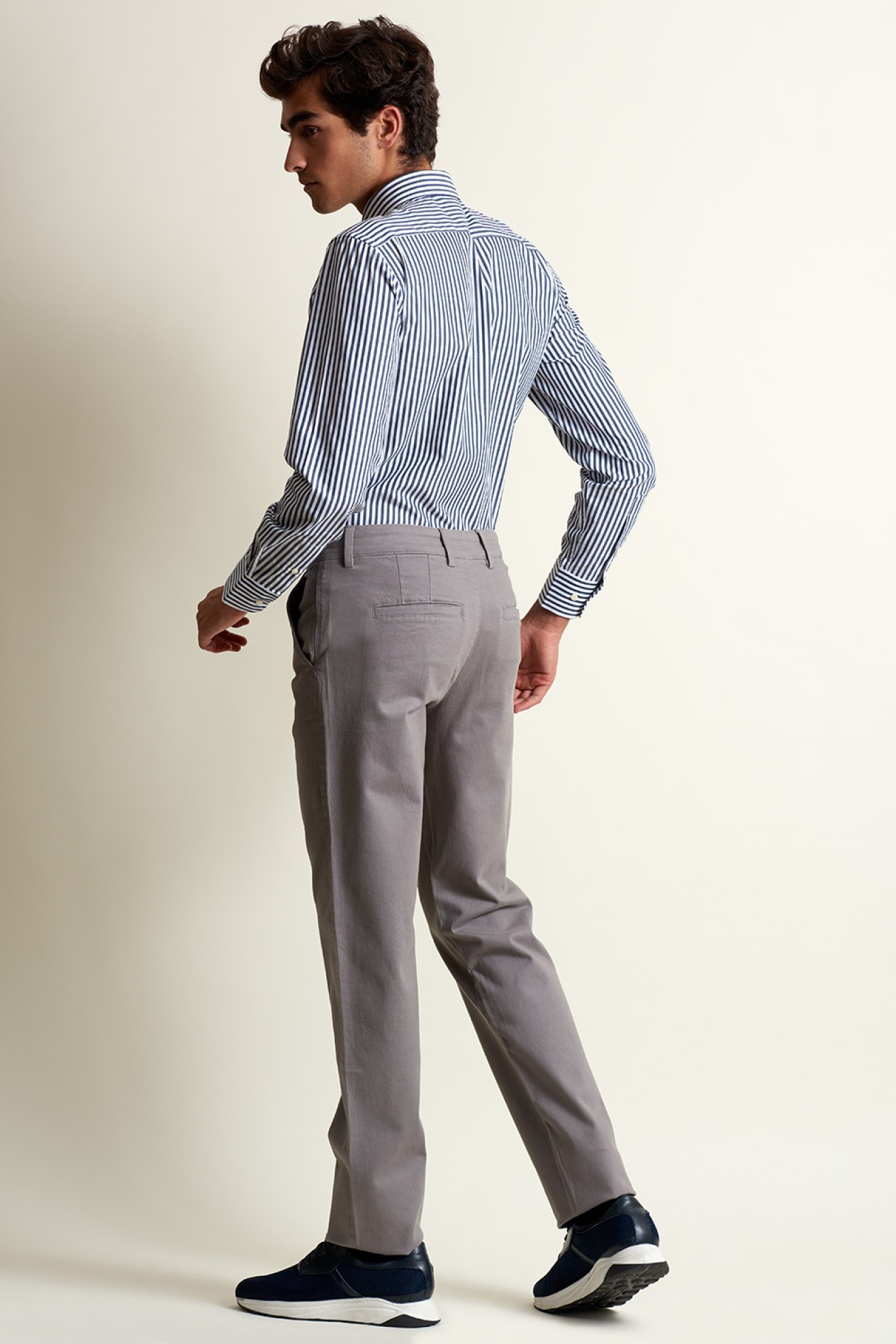 Pantalones chinos de sarga