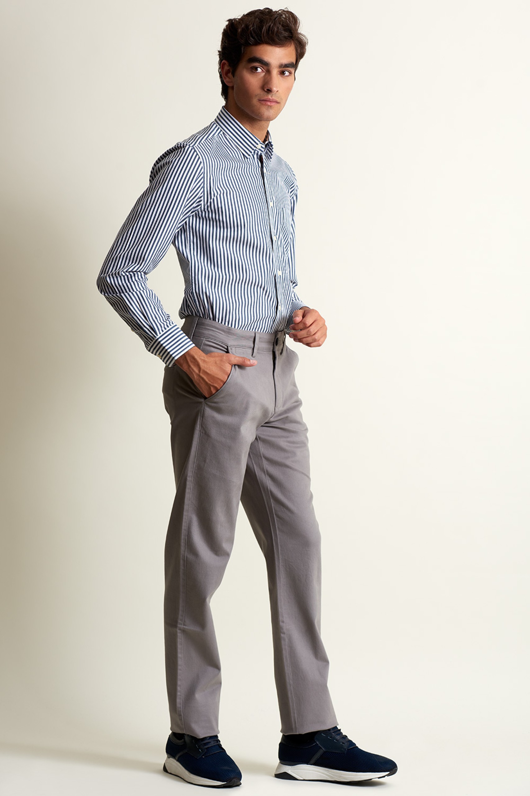 Pantalones chinos de sarga