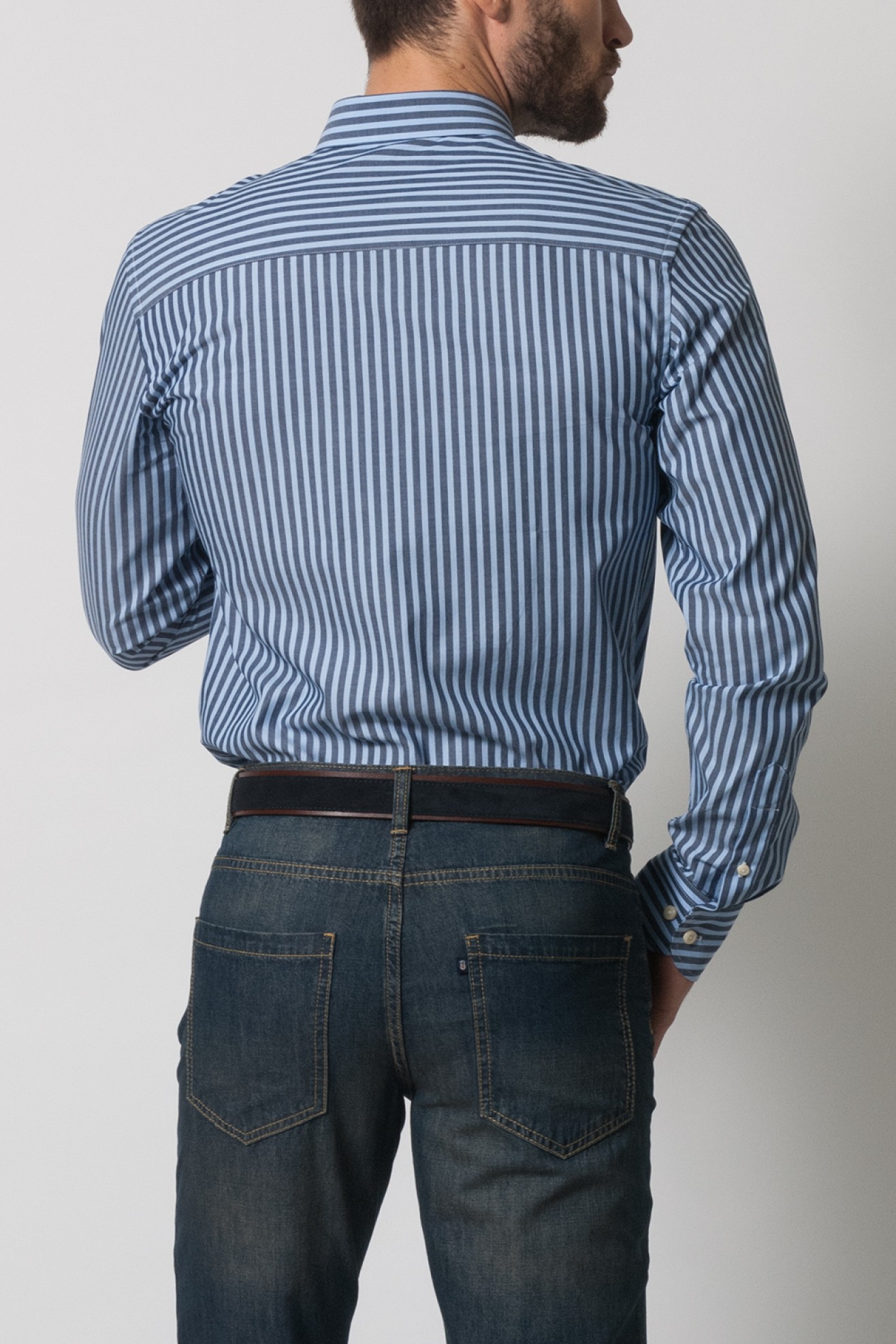 Camisa desportiva cintada