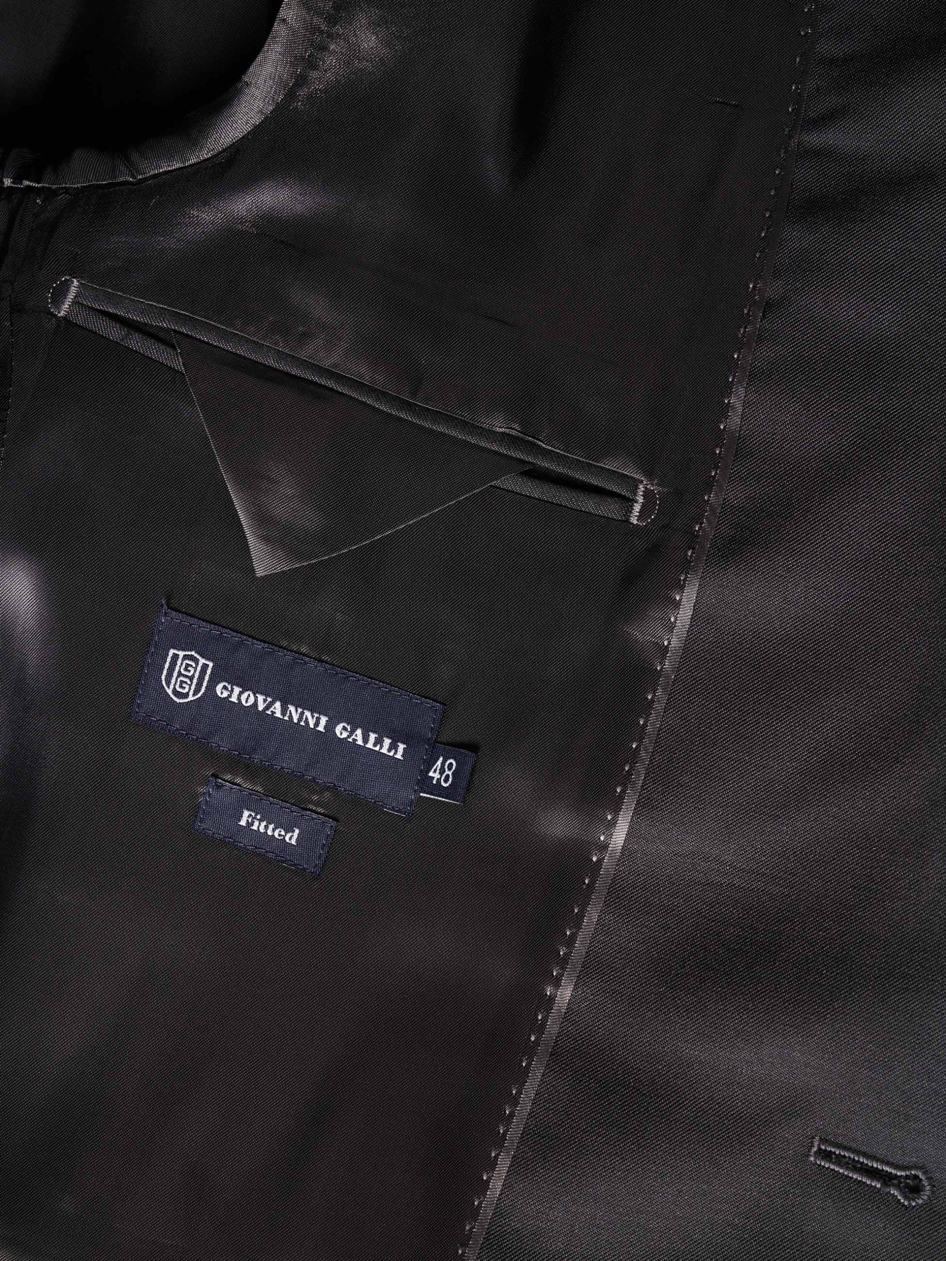 Traje clásico de corte ajustado