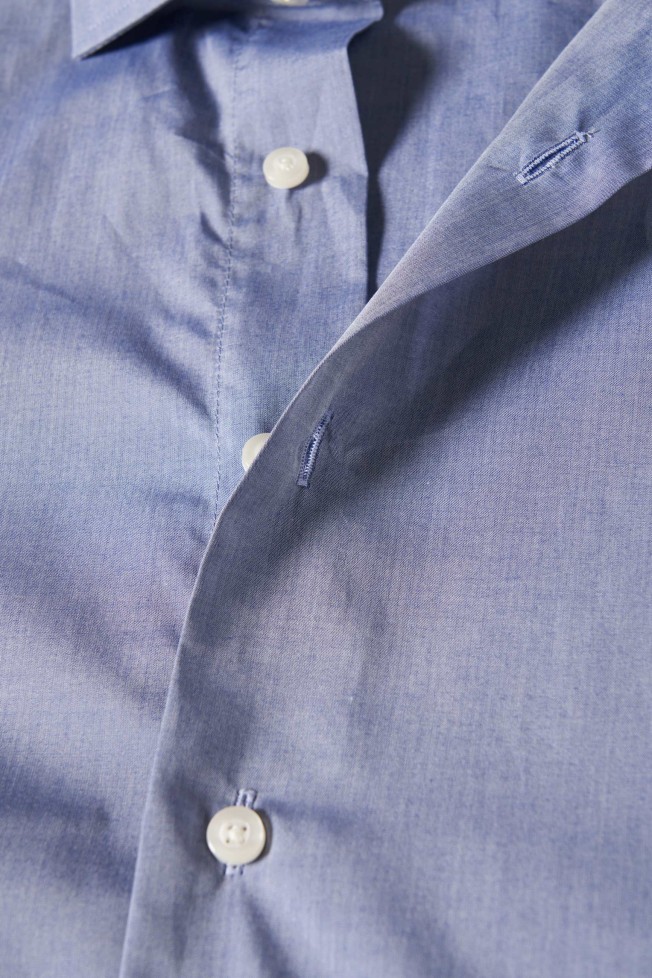Camisa clásica ajustada  Camisa clásica ajustada