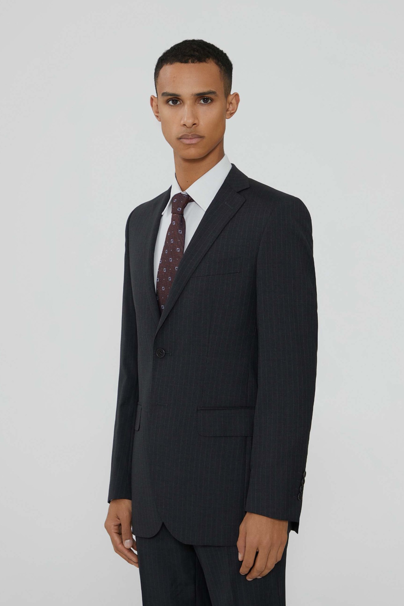 Traje entallado a rayas