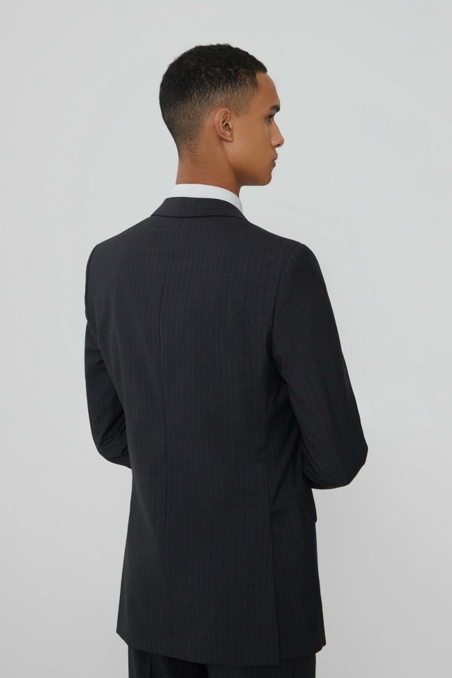 Traje entallado a rayas  Traje entallado a rayas