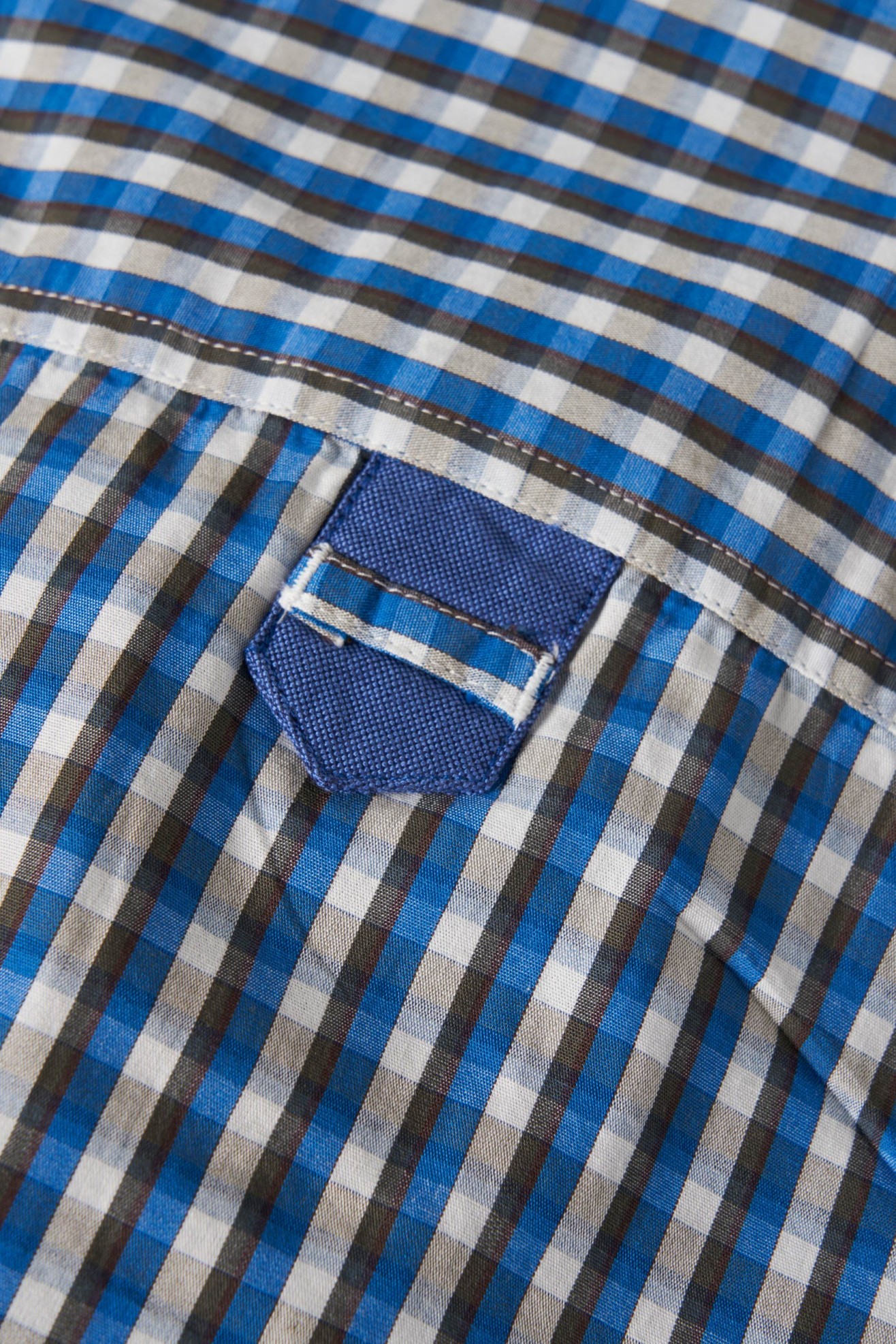 Camisa desportiva cintada