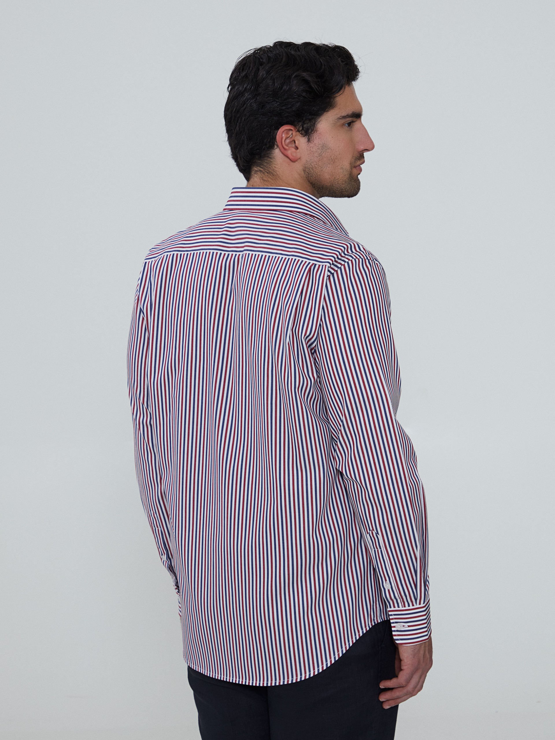 Camisa regular fit às riscas