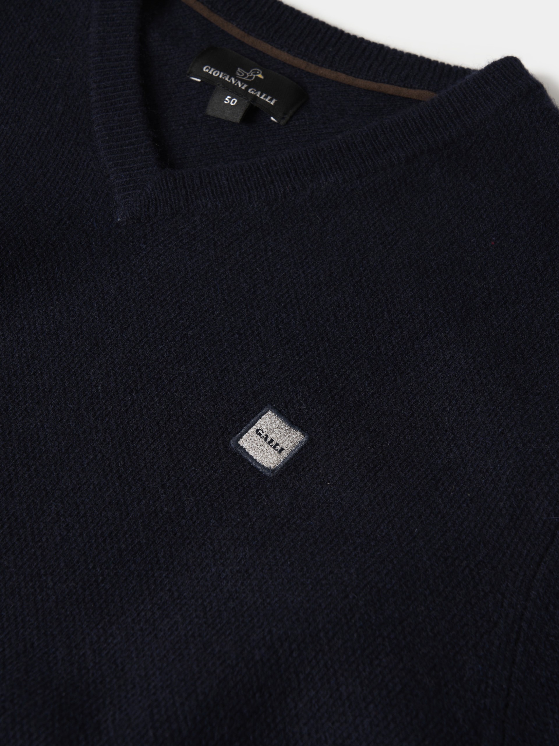 Pullover con cuello de pico