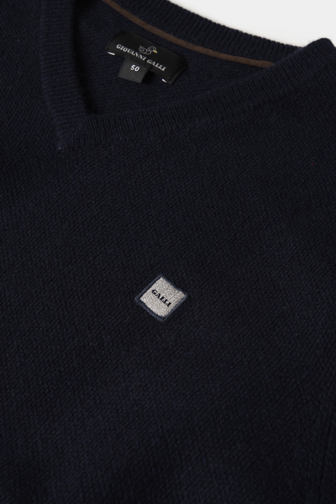 Pullover con cuello de pico