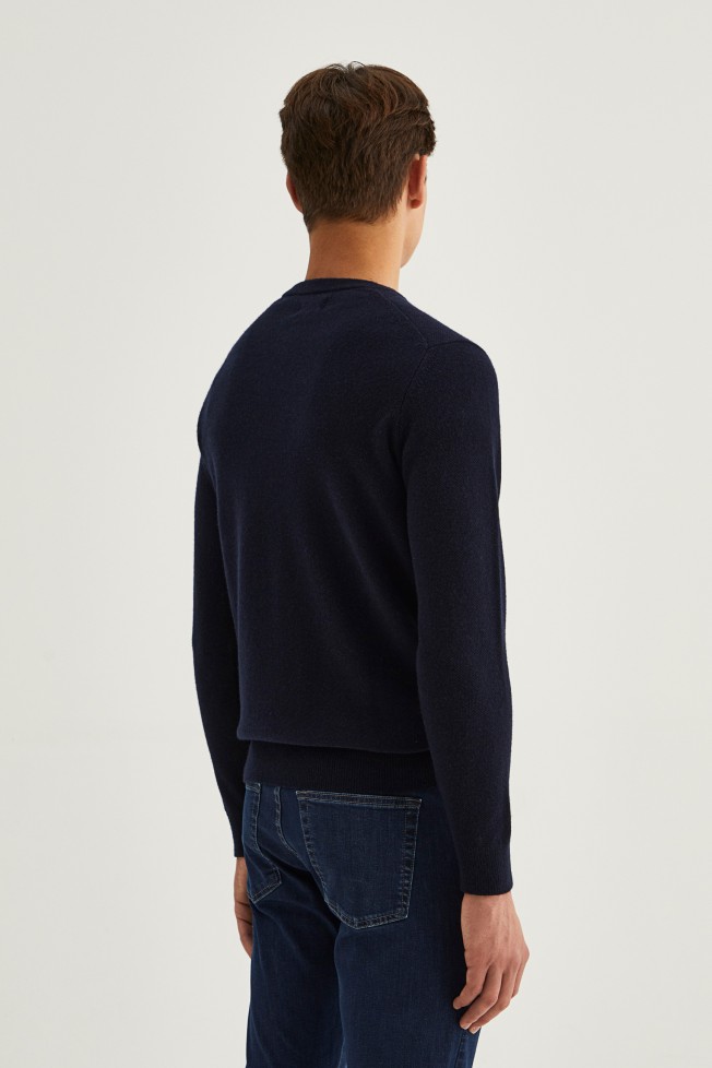 Pullover con cuello de pico  Pullover con cuello de pico