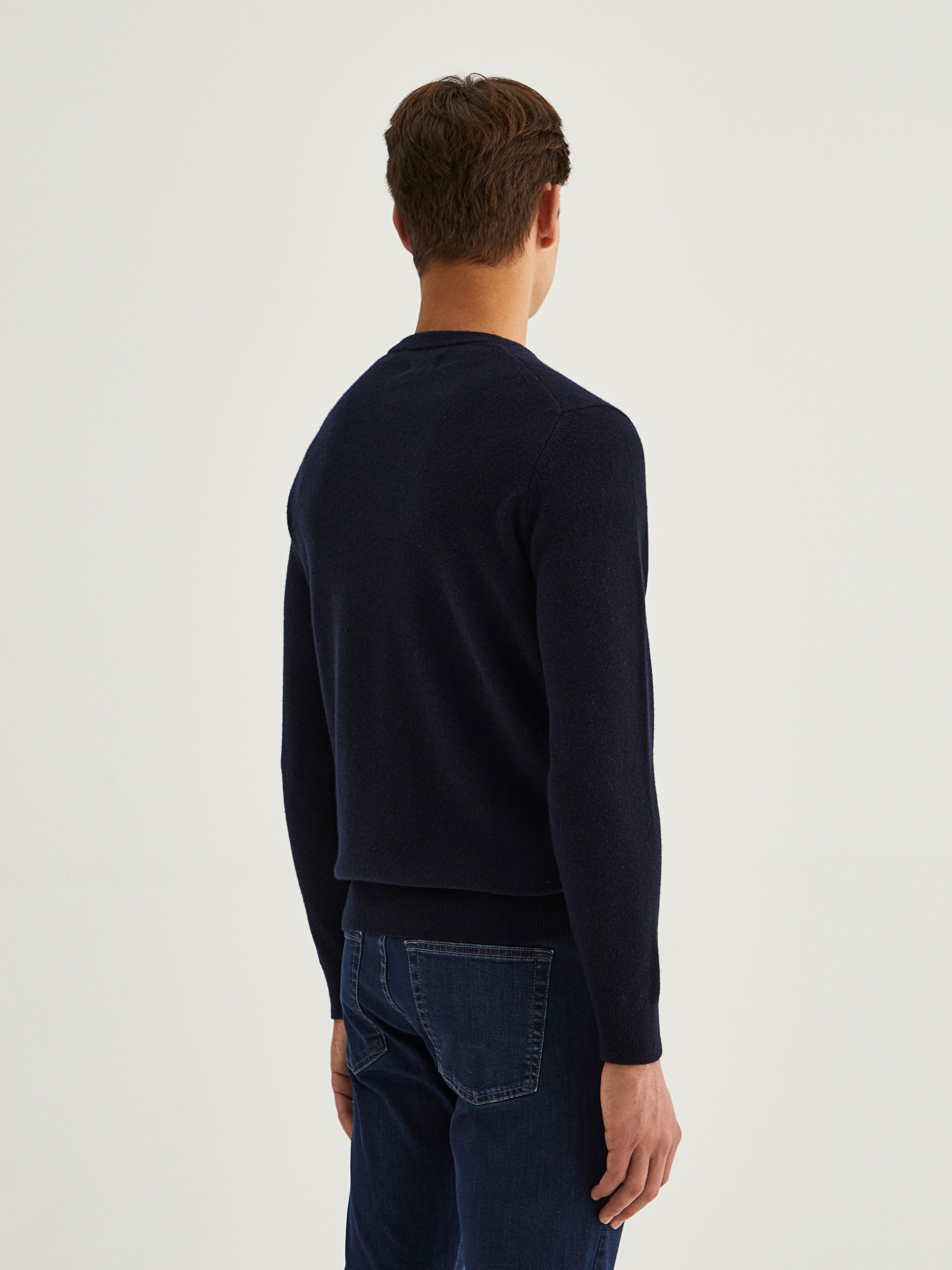 Pullover con cuello de pico