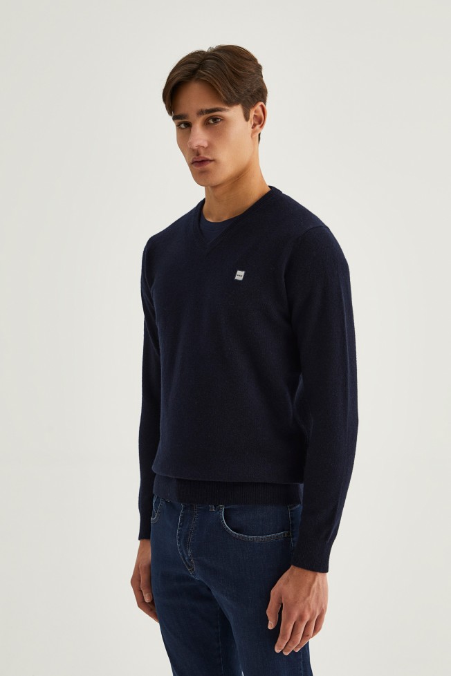 Pullover con cuello de pico  Pullover con cuello de pico