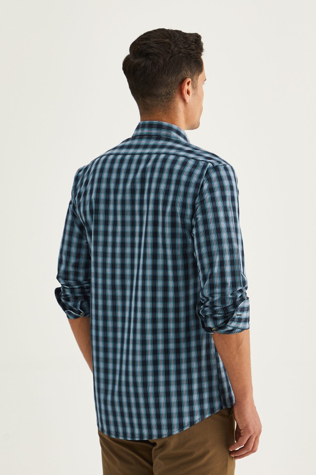 Camisa slim fit a cuadros  Camisa slim fit a cuadros