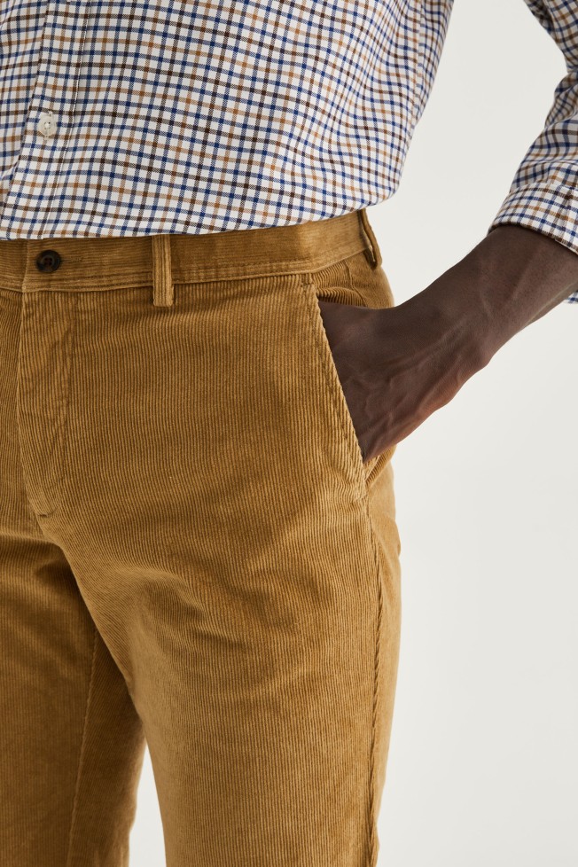 Pantalón chino de pana regular fit Pantalón chino de pana regular fit
