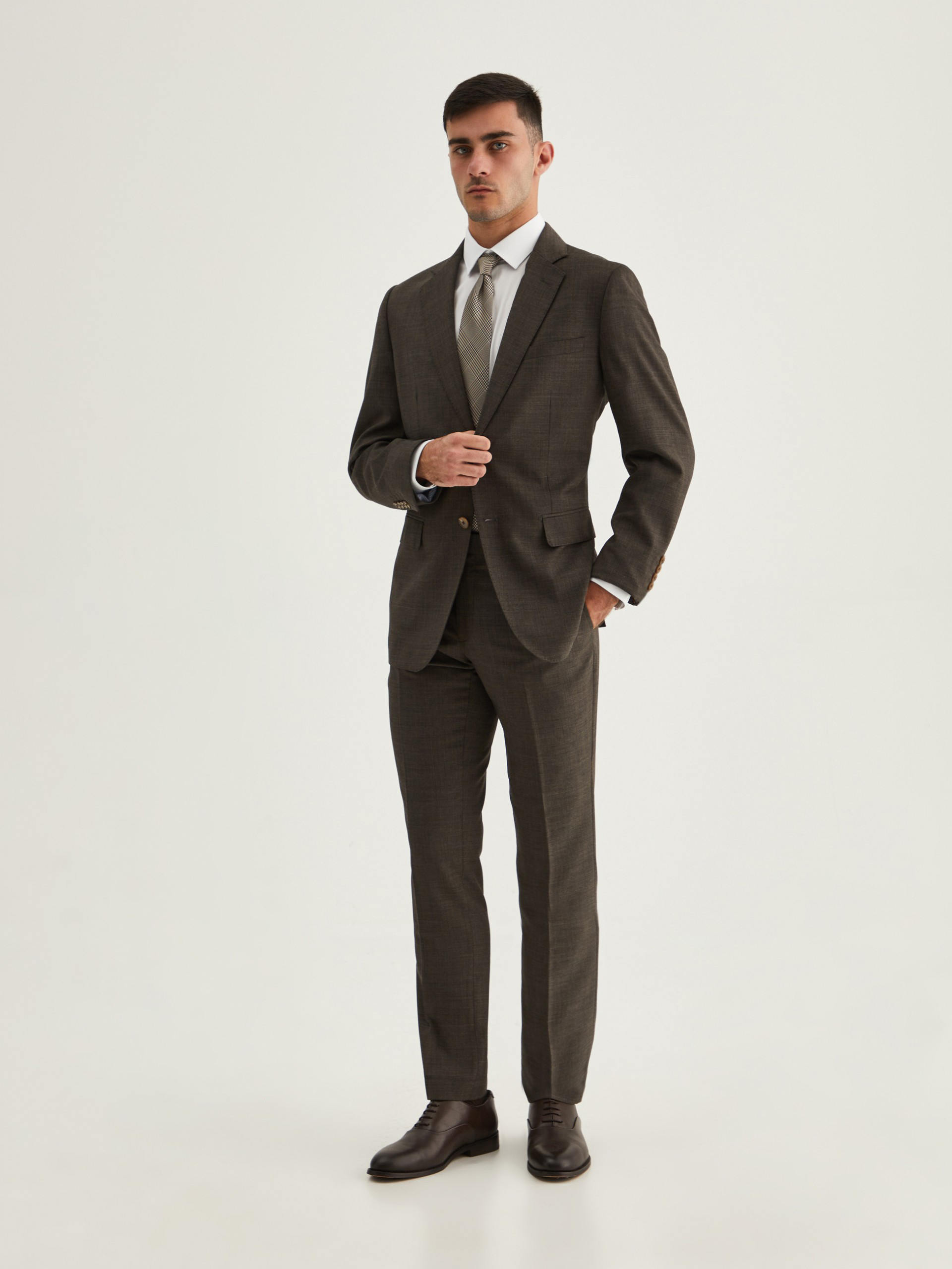 Traje slim fit clásico