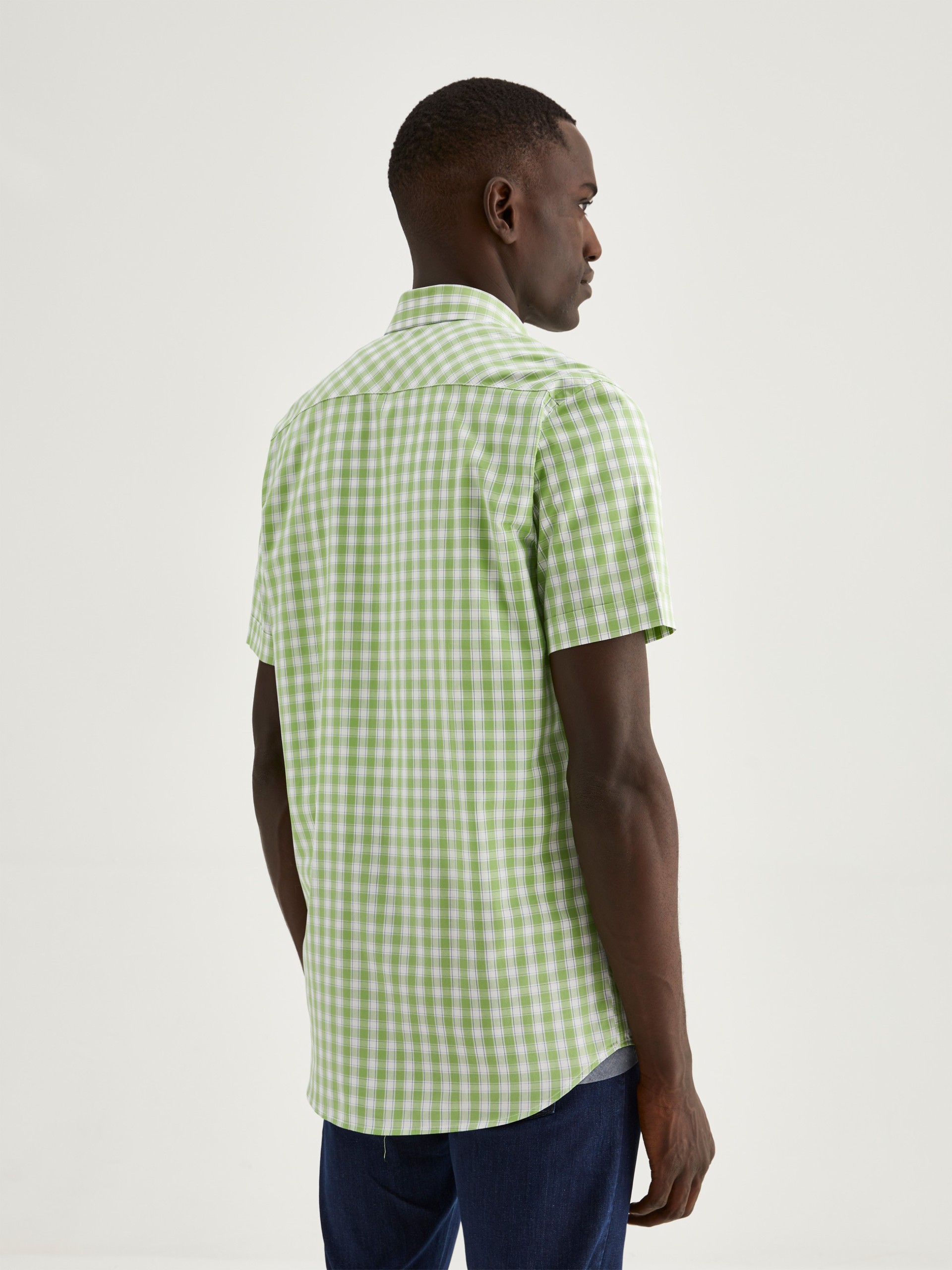 Camisa deportiva ajustada