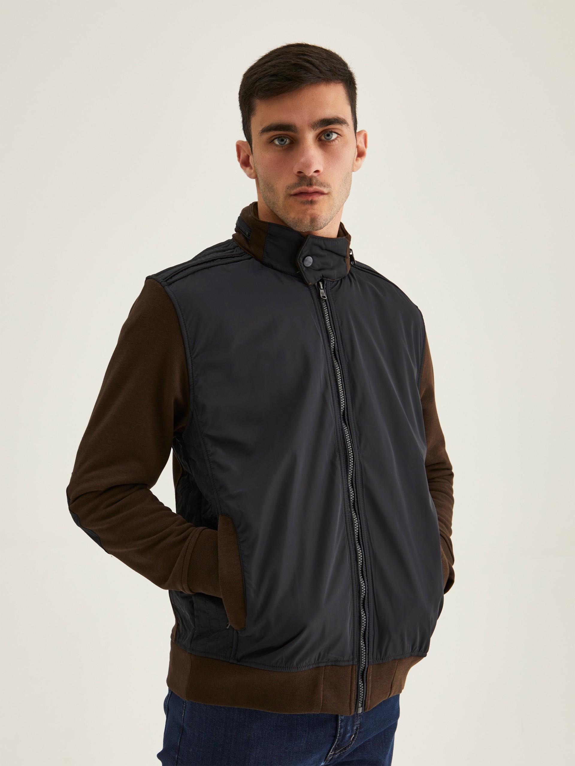 Chaqueta de cuello alto combinada