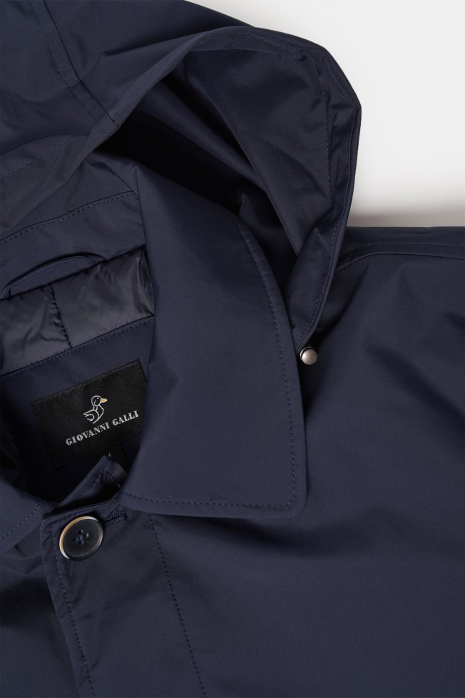 Gabardina impermeable con capucha Gabardina impermeable con capucha