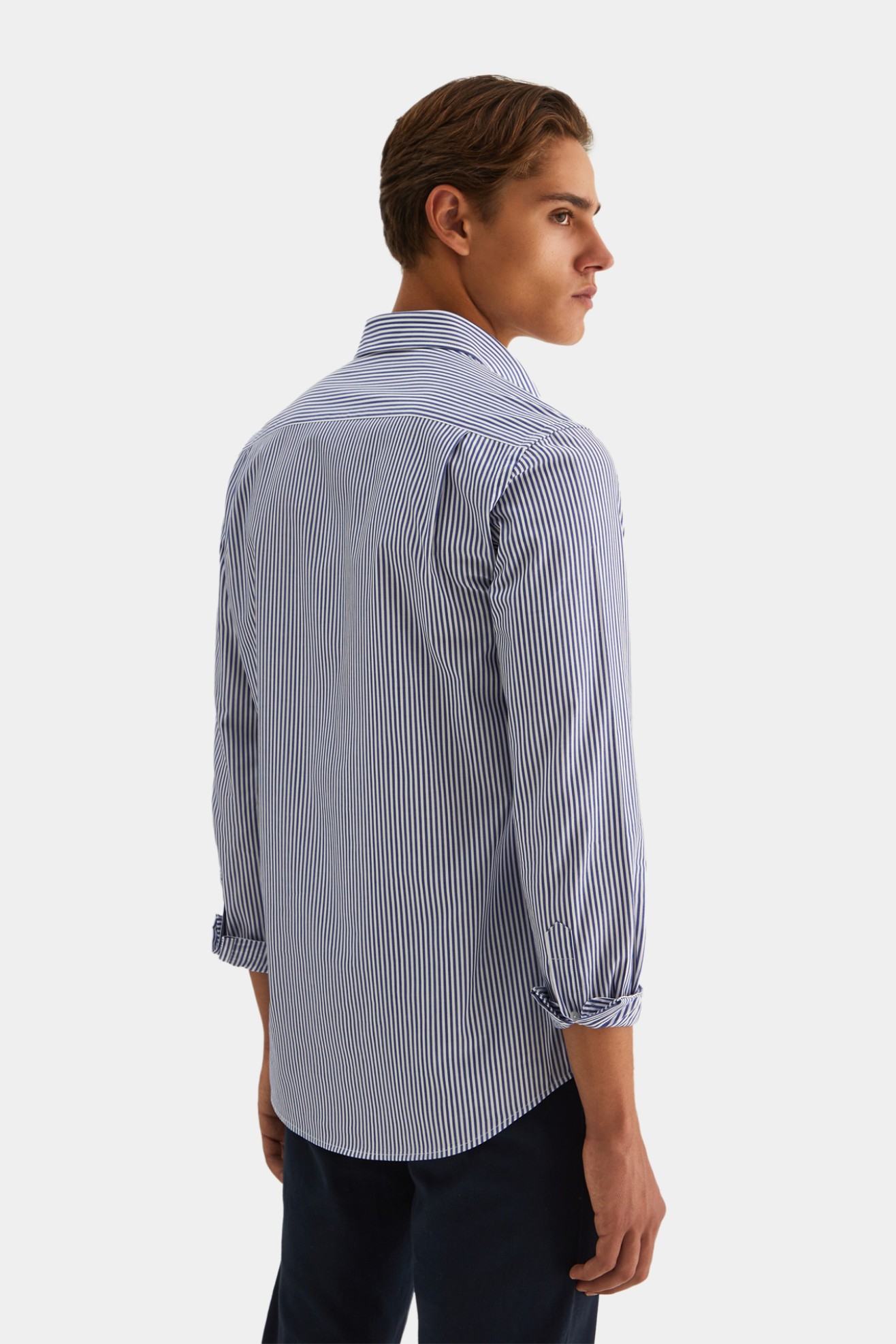 Camisa regular fit às riscas