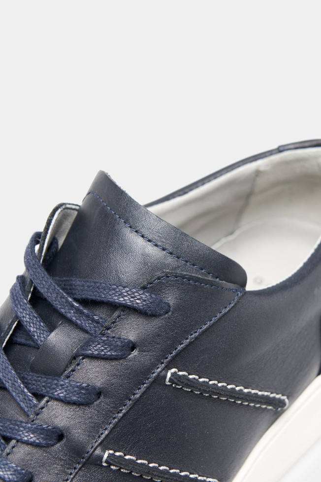 Zapatillas informales de piel. Zapatillas informales de piel.
