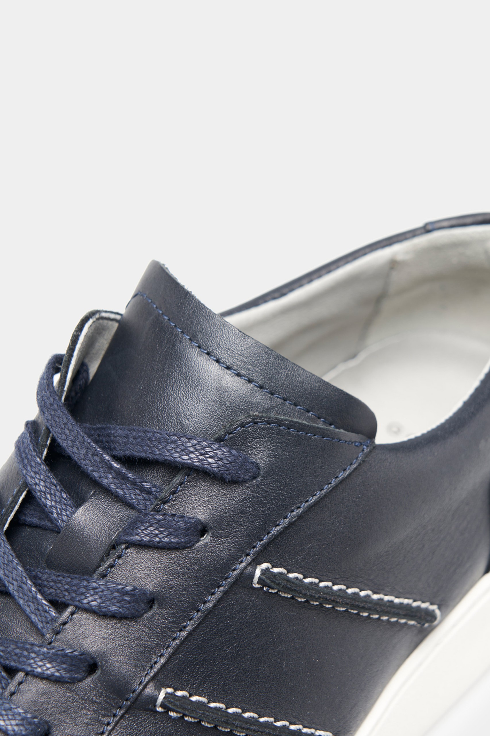 Zapatillas informales de piel.