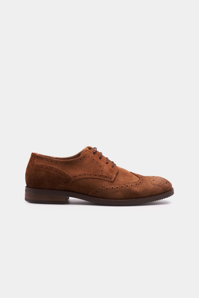 Sapatos clssicos em camura