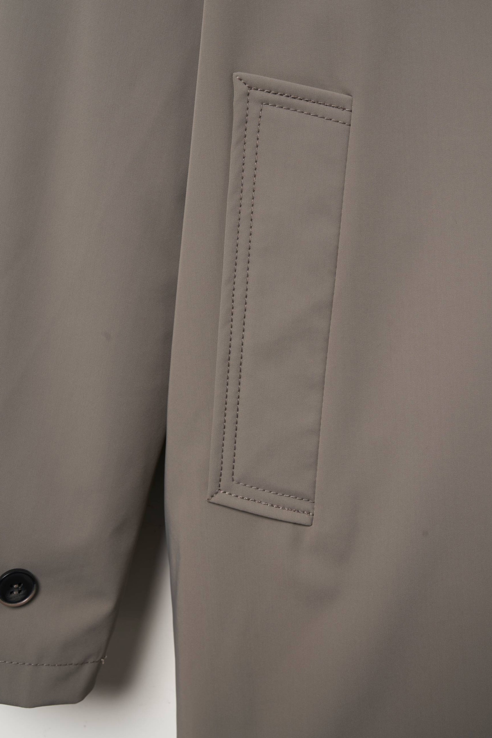 Gabardina de tejido técnico