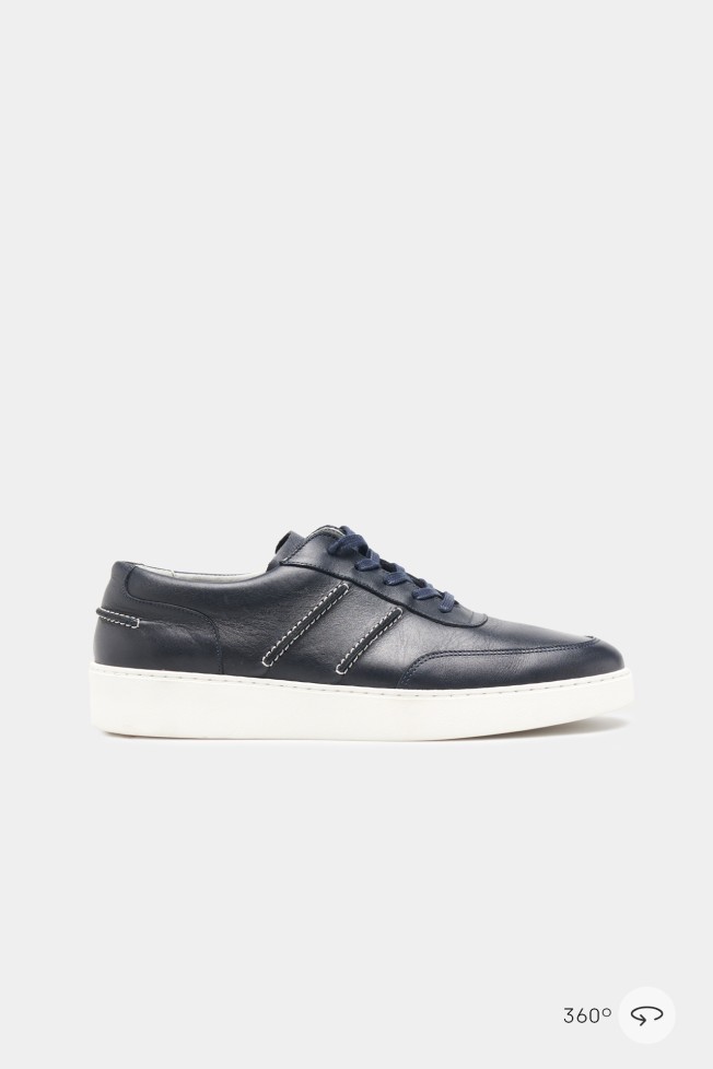 Zapatillas informales de piel.
