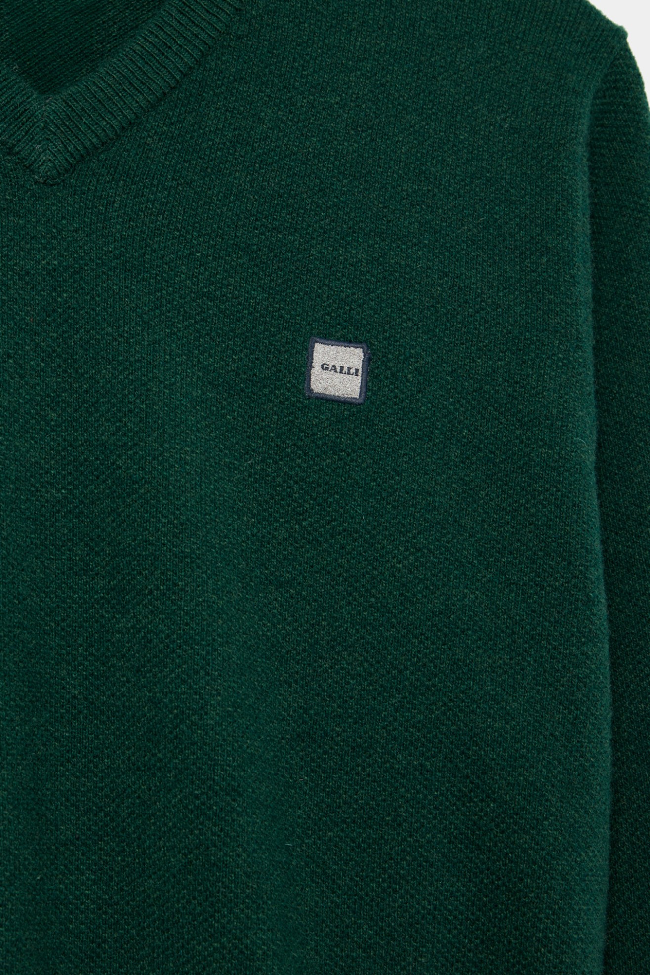 Pullover con cuello de pico