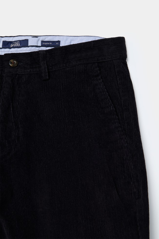 Pantalones chinos de corte regular en pana Pantalones chinos de corte regular en pana