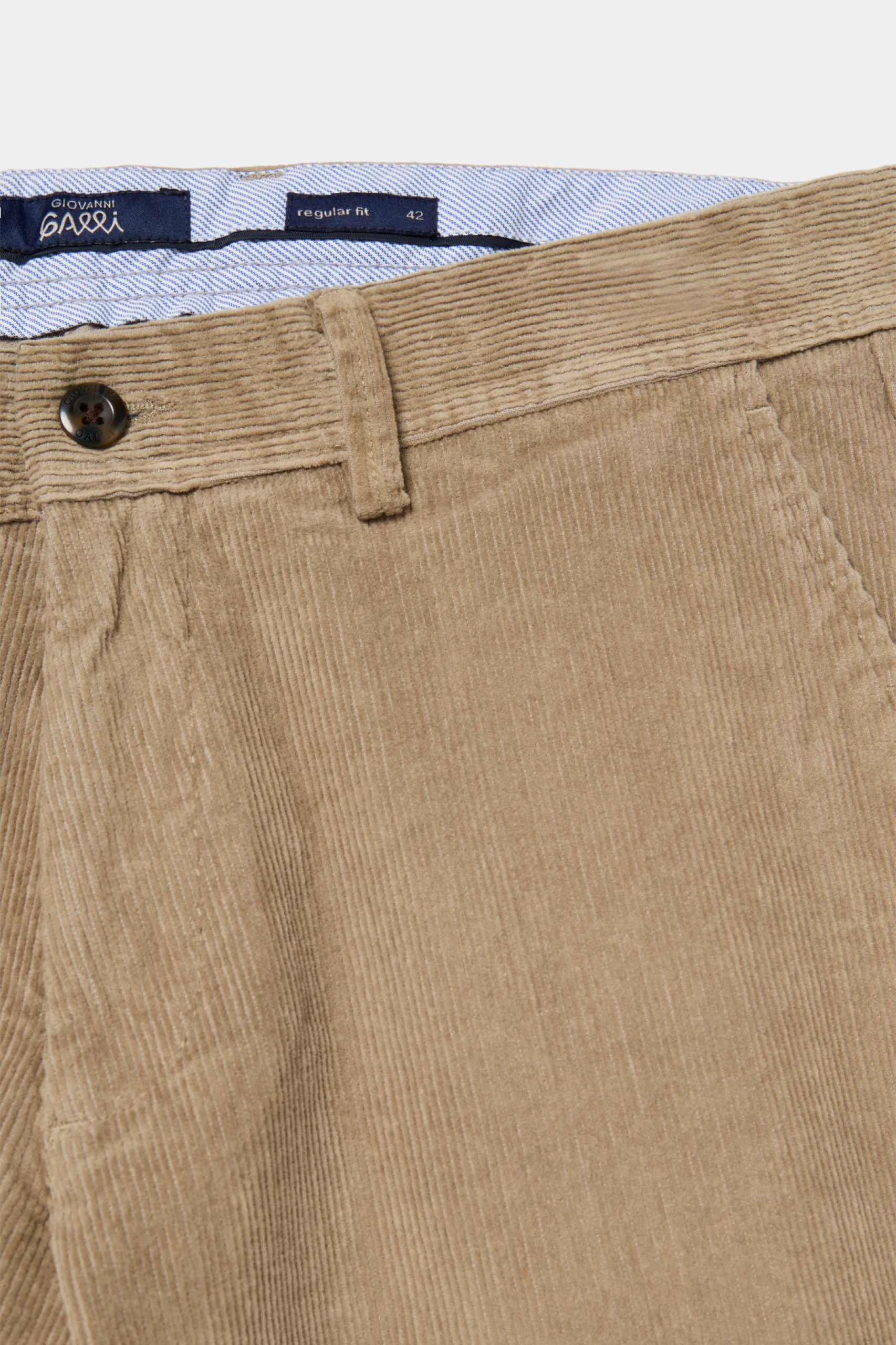 Pantalones chinos de corte regular en pana