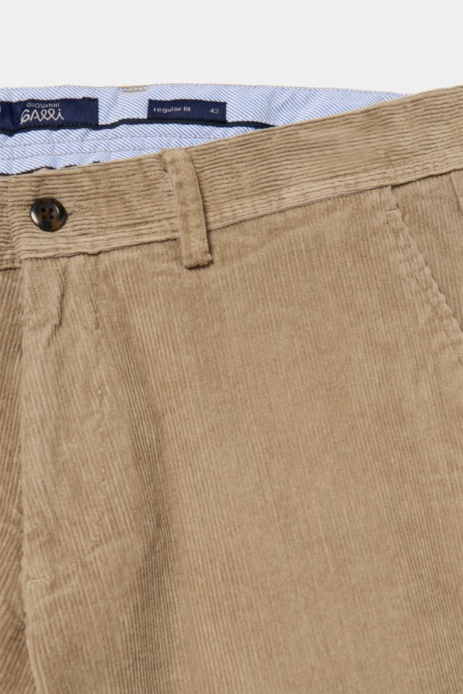 Pantalones chinos de corte regular en pana Pantalones chinos de corte regular en pana