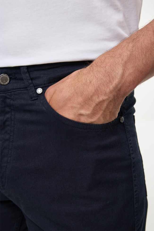 Pantalón de sarga regular fit Pantalón de sarga regular fit