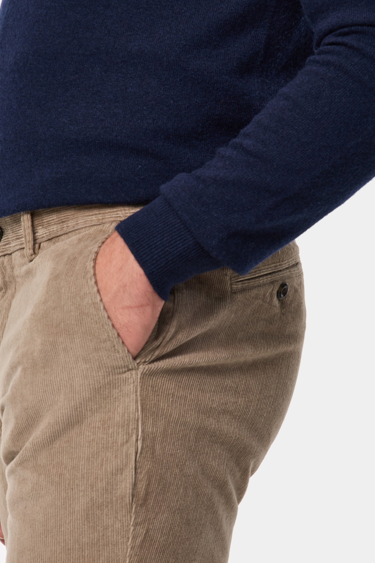 Pantalones chinos de corte regular en pana