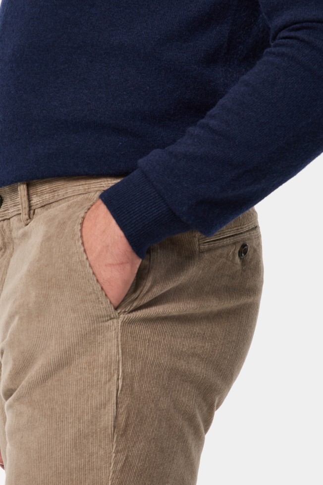 Pantalones chinos de corte regular en pana Pantalones chinos de corte regular en pana