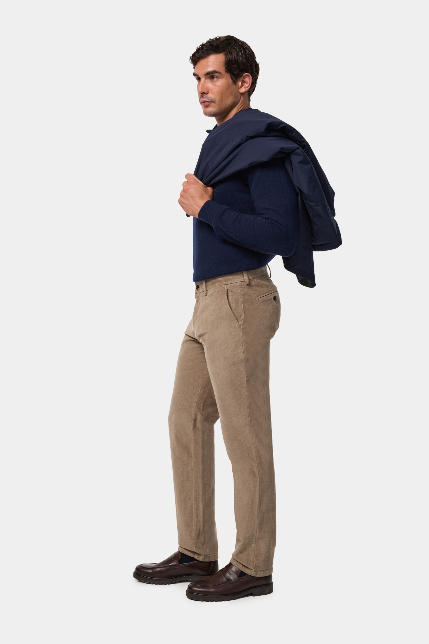 Pantalones chinos de corte regular en pana