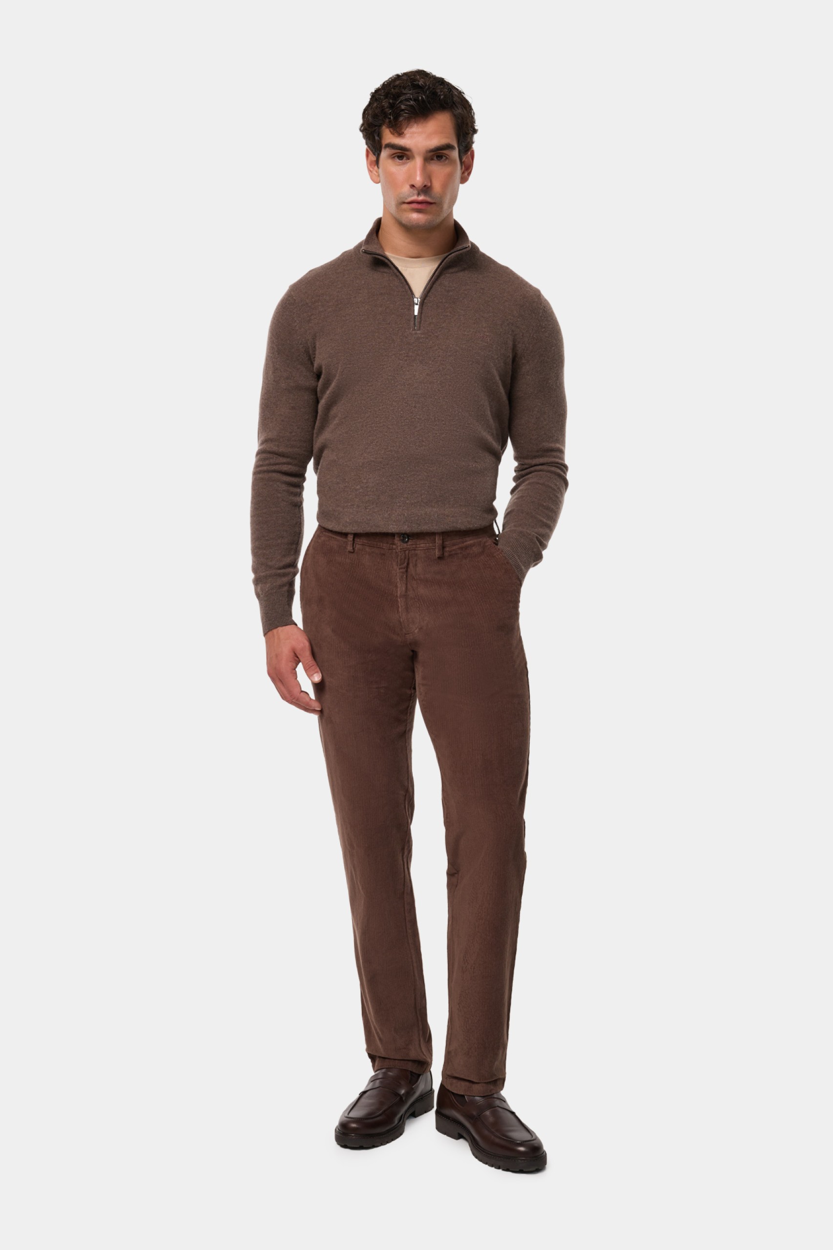 Pantalones chinos de corte regular en pana