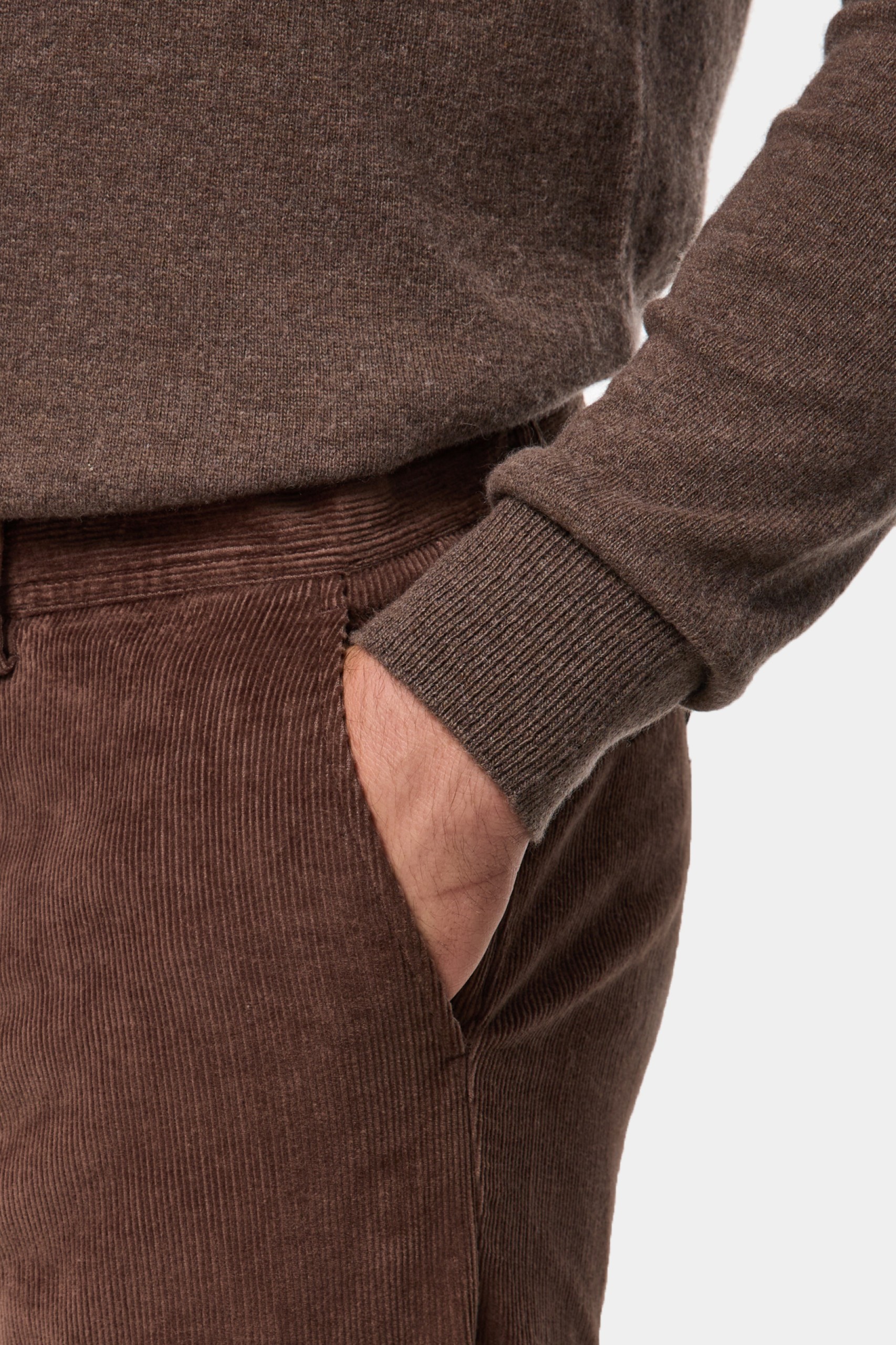 Pantalones chinos de corte regular en pana