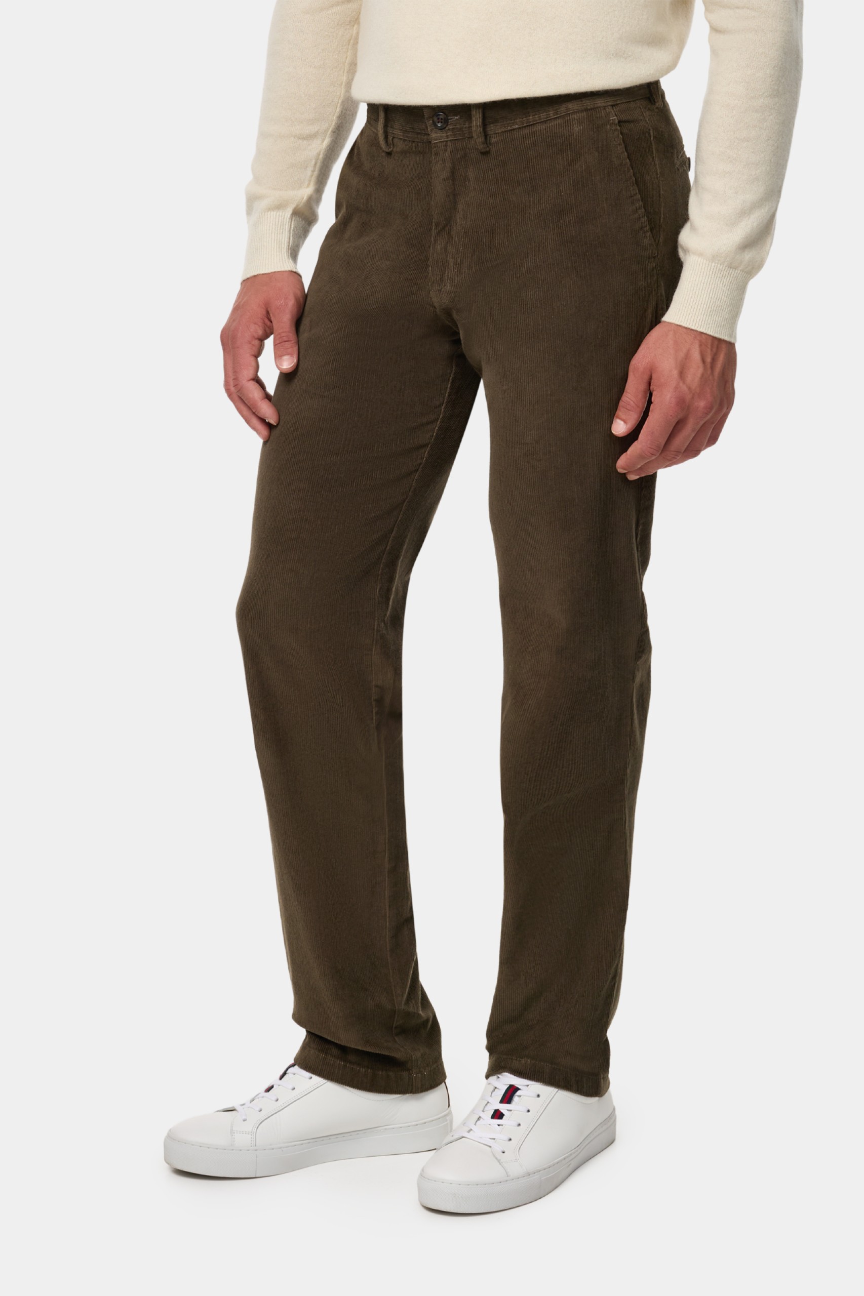 Pantalones de pana de corte regular en color verde.