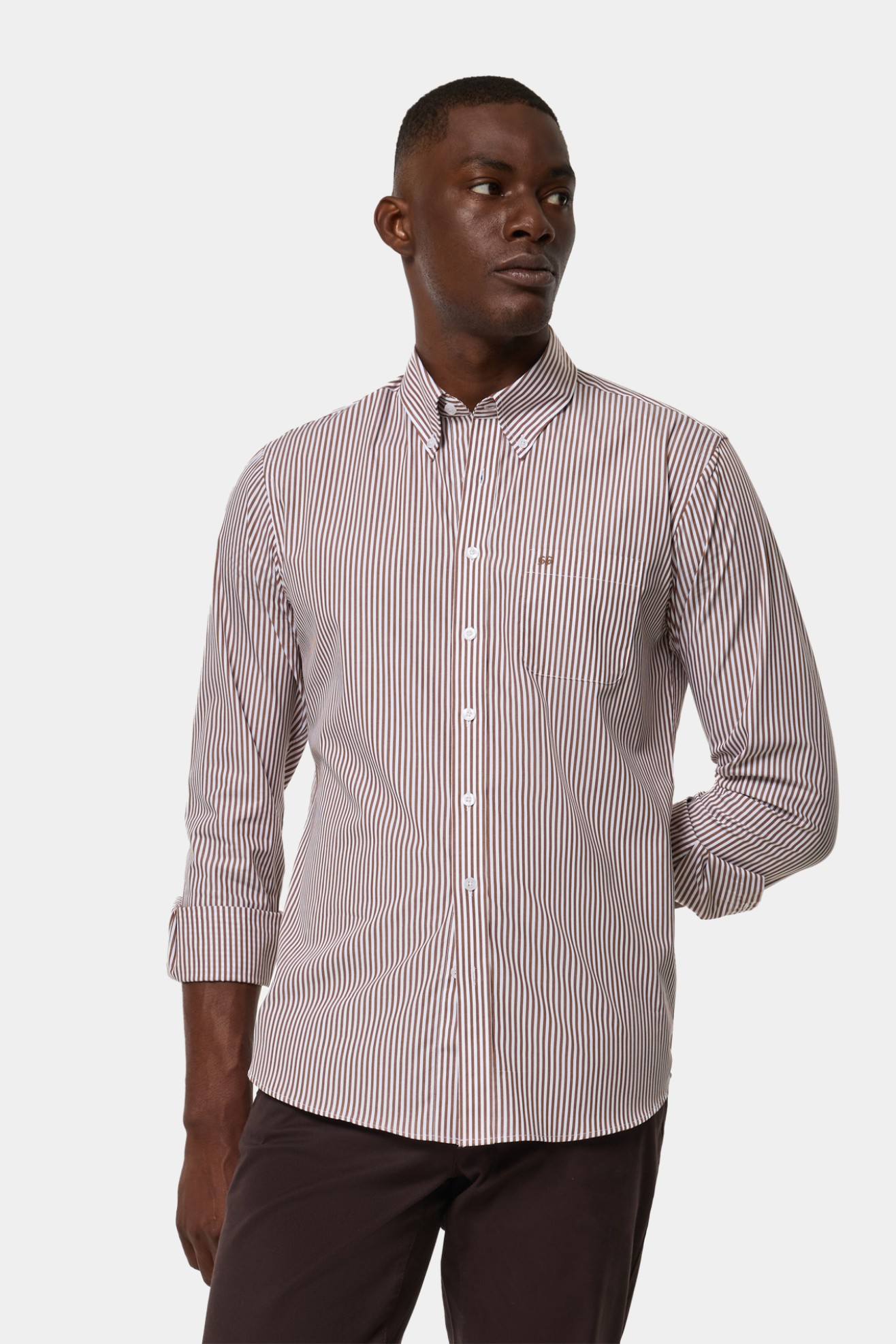 Camisa Oxford slim fit em castanho escuro