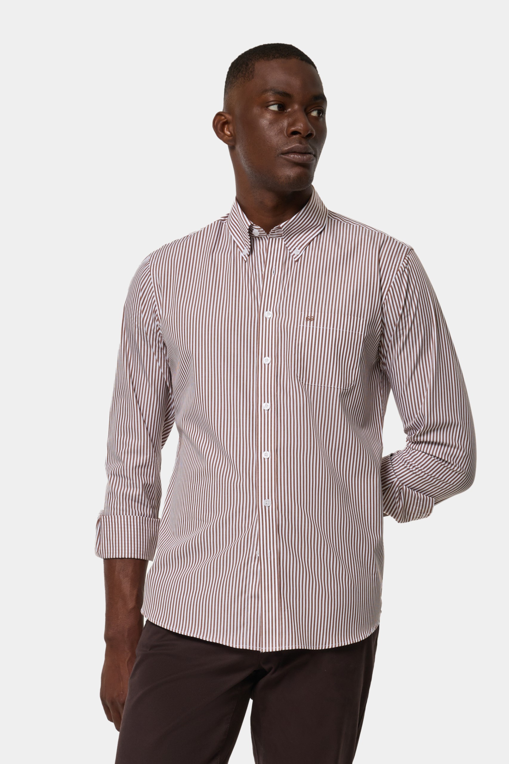 Camisa Oxford ajustada de color marrón oscuro