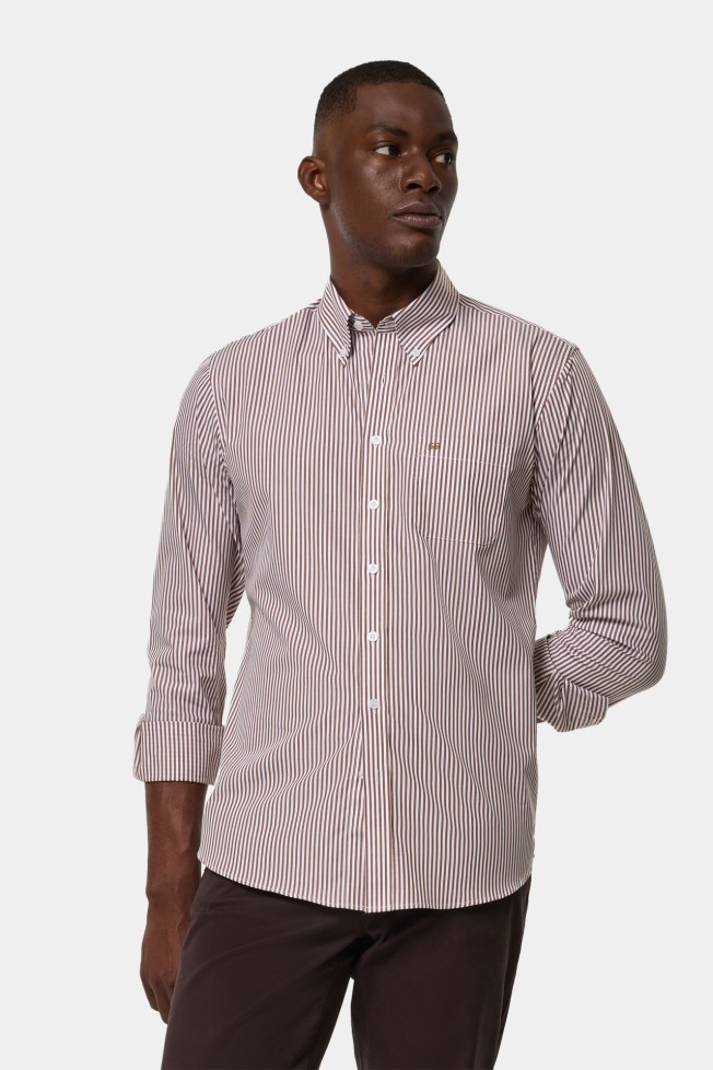 Camisa Oxford slim fit em castanho escuro