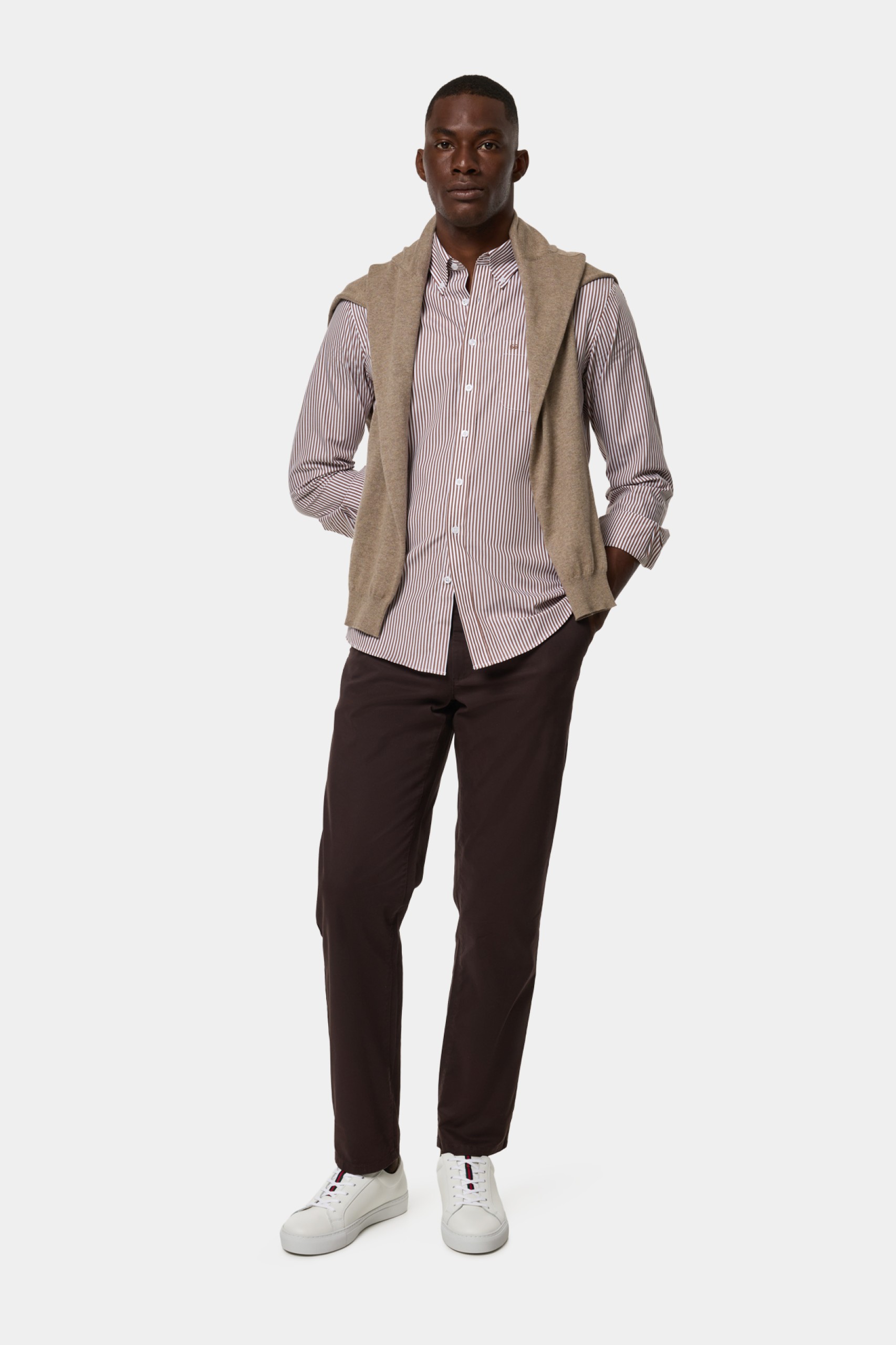 Camisa Oxford ajustada de color marrón oscuro