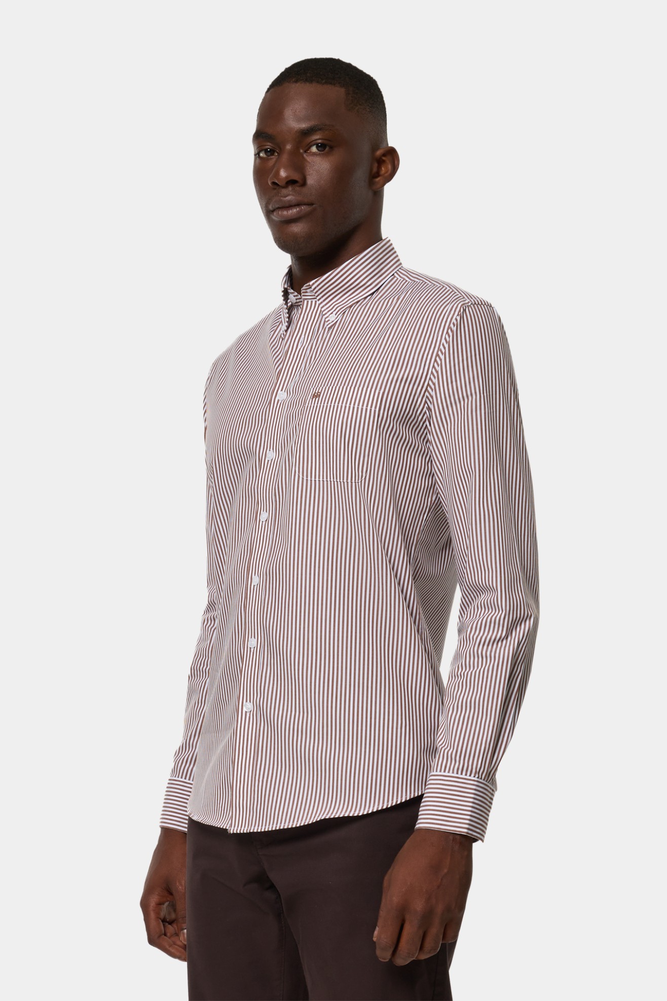 Camisa Oxford slim fit em castanho escuro