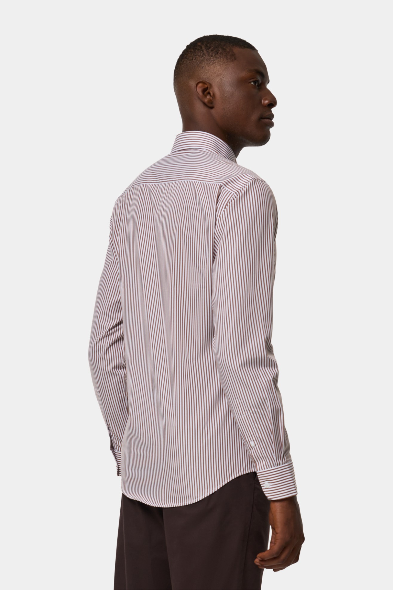 Camisa Oxford slim fit em castanho escuro