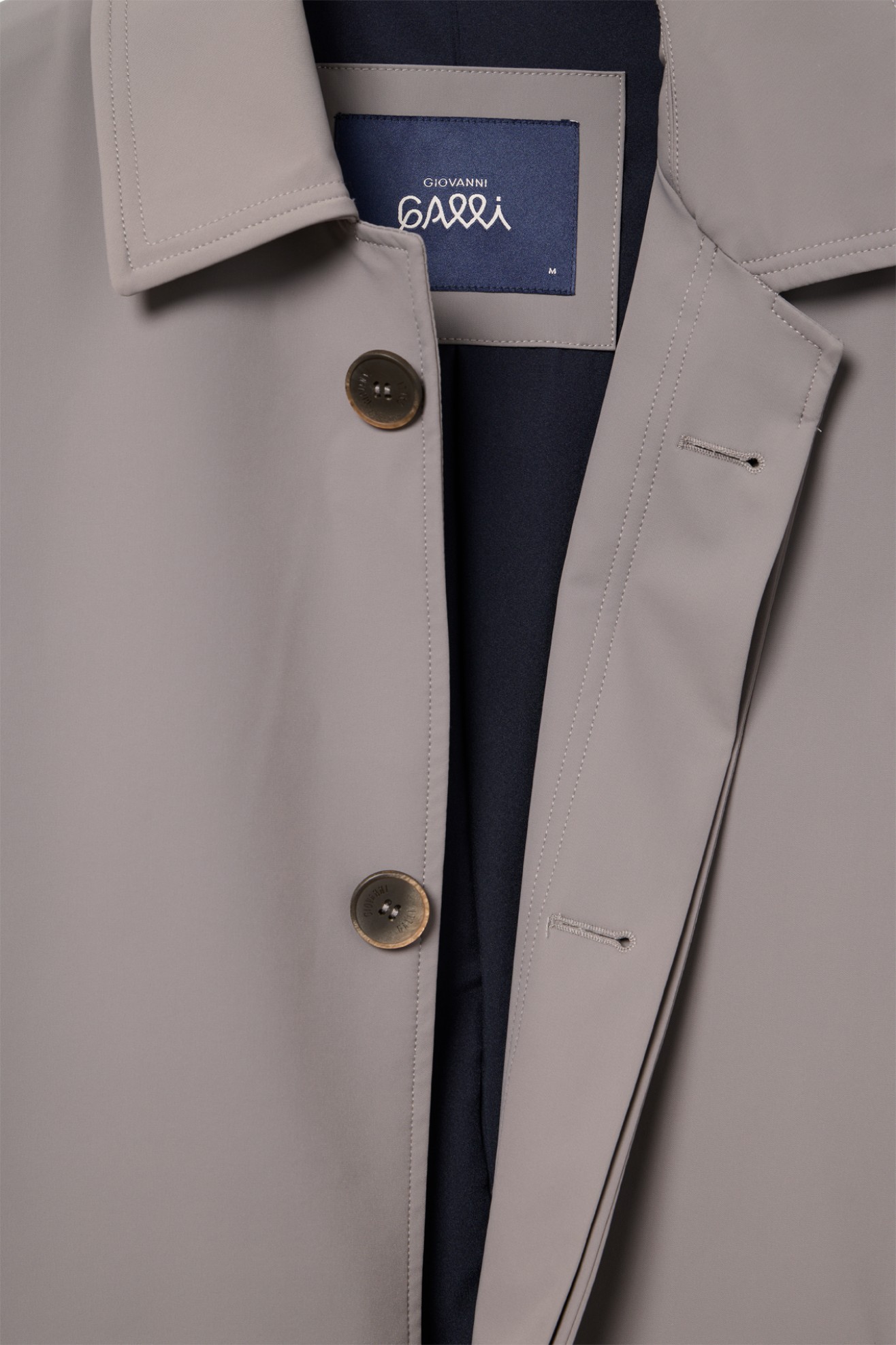 Gabardina repelente al agua