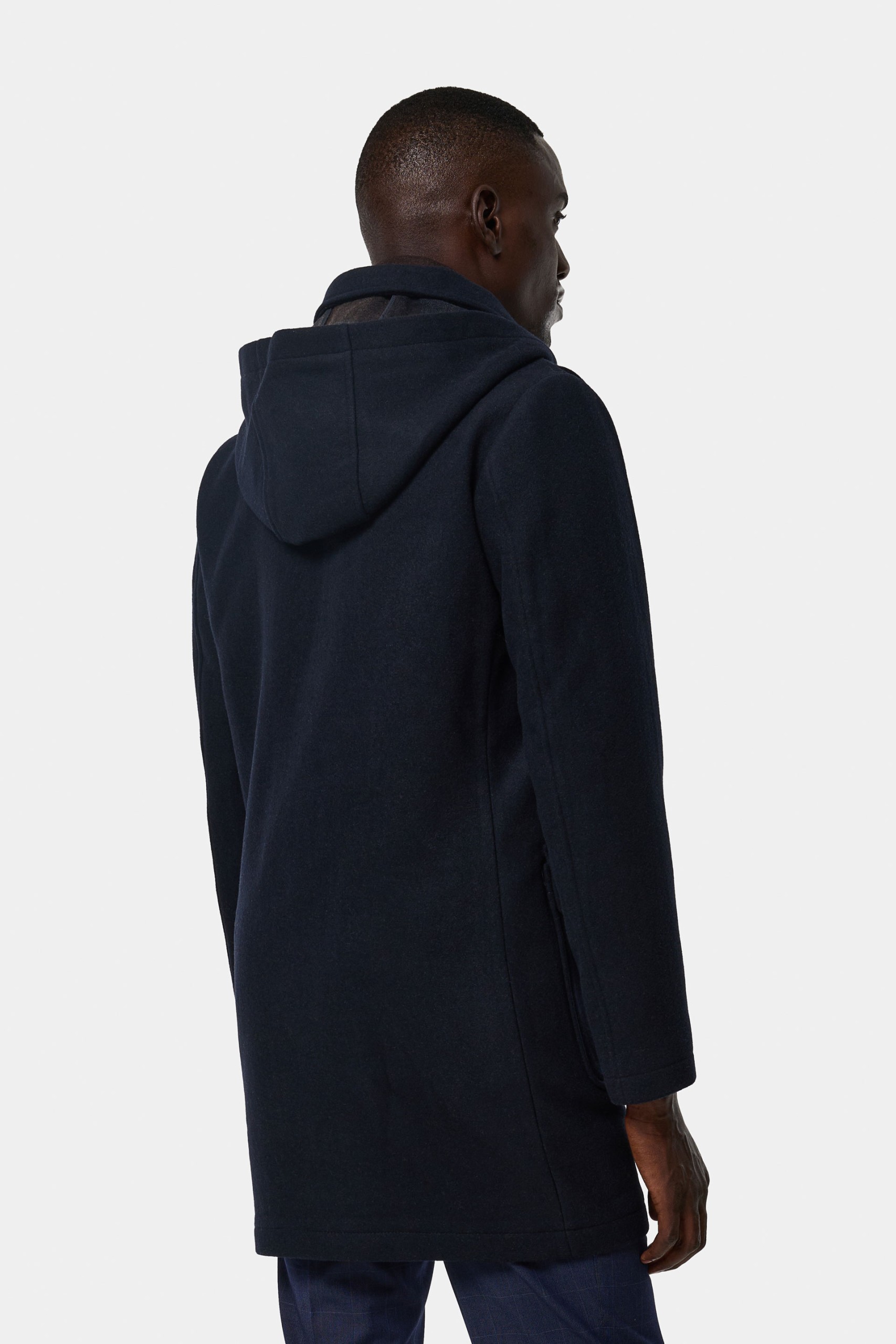 Sobretodo con capucha y alamares