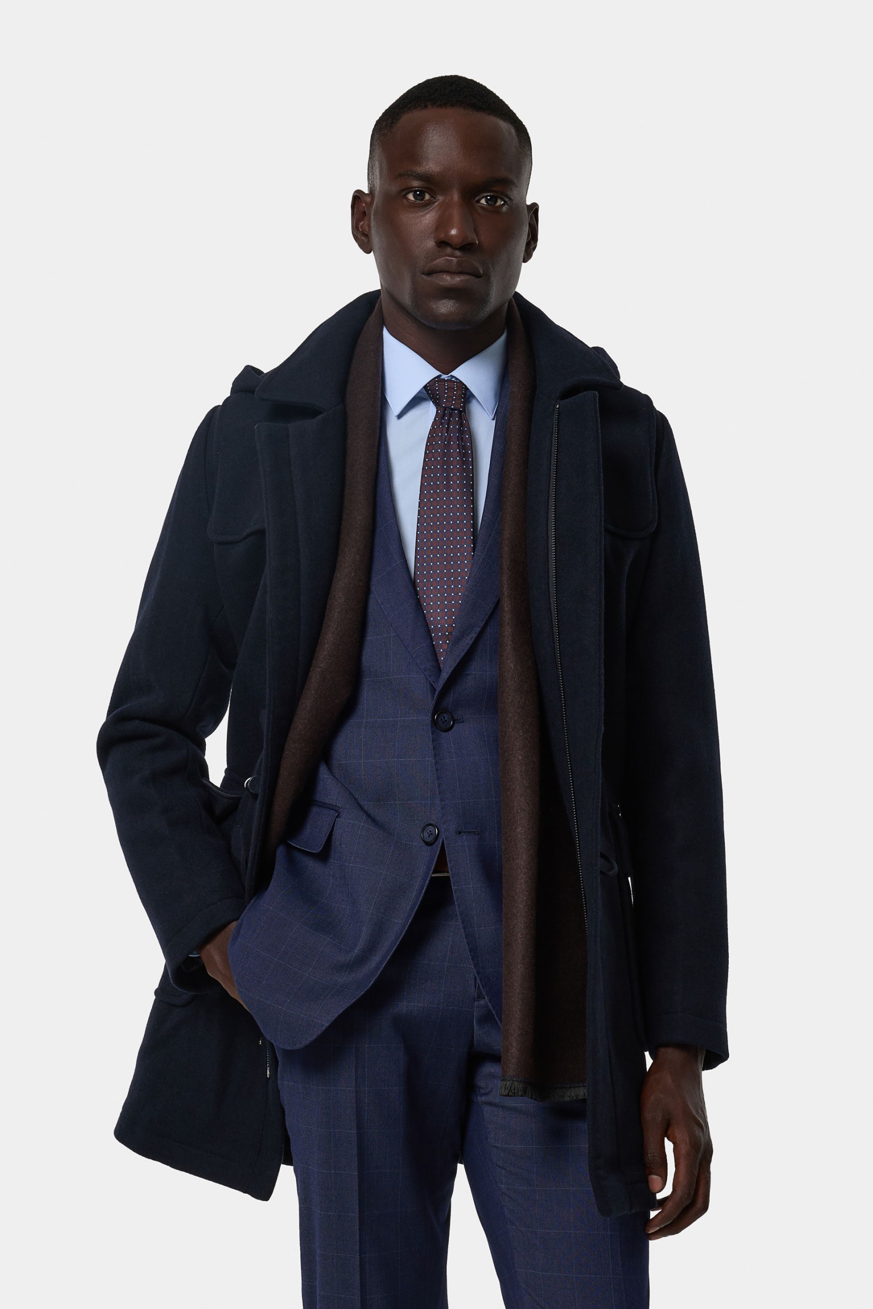 Sobretodo con capucha y alamares