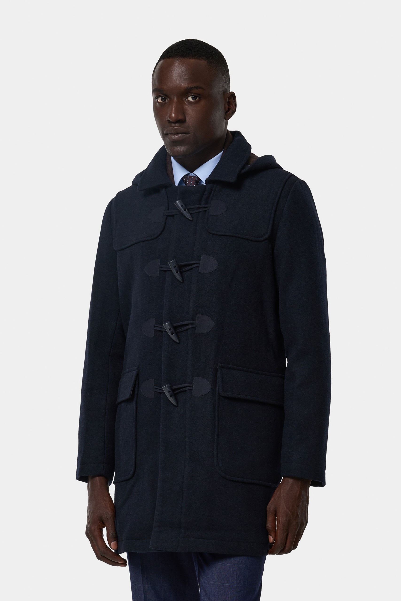 Sobretodo con capucha y alamares