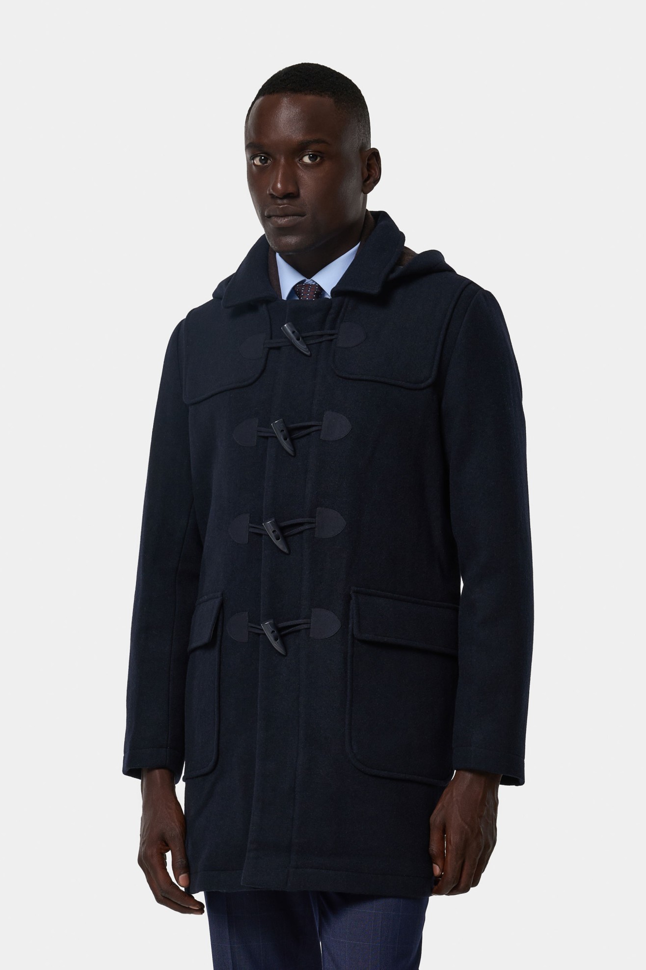 Sobretodo con capucha y alamares