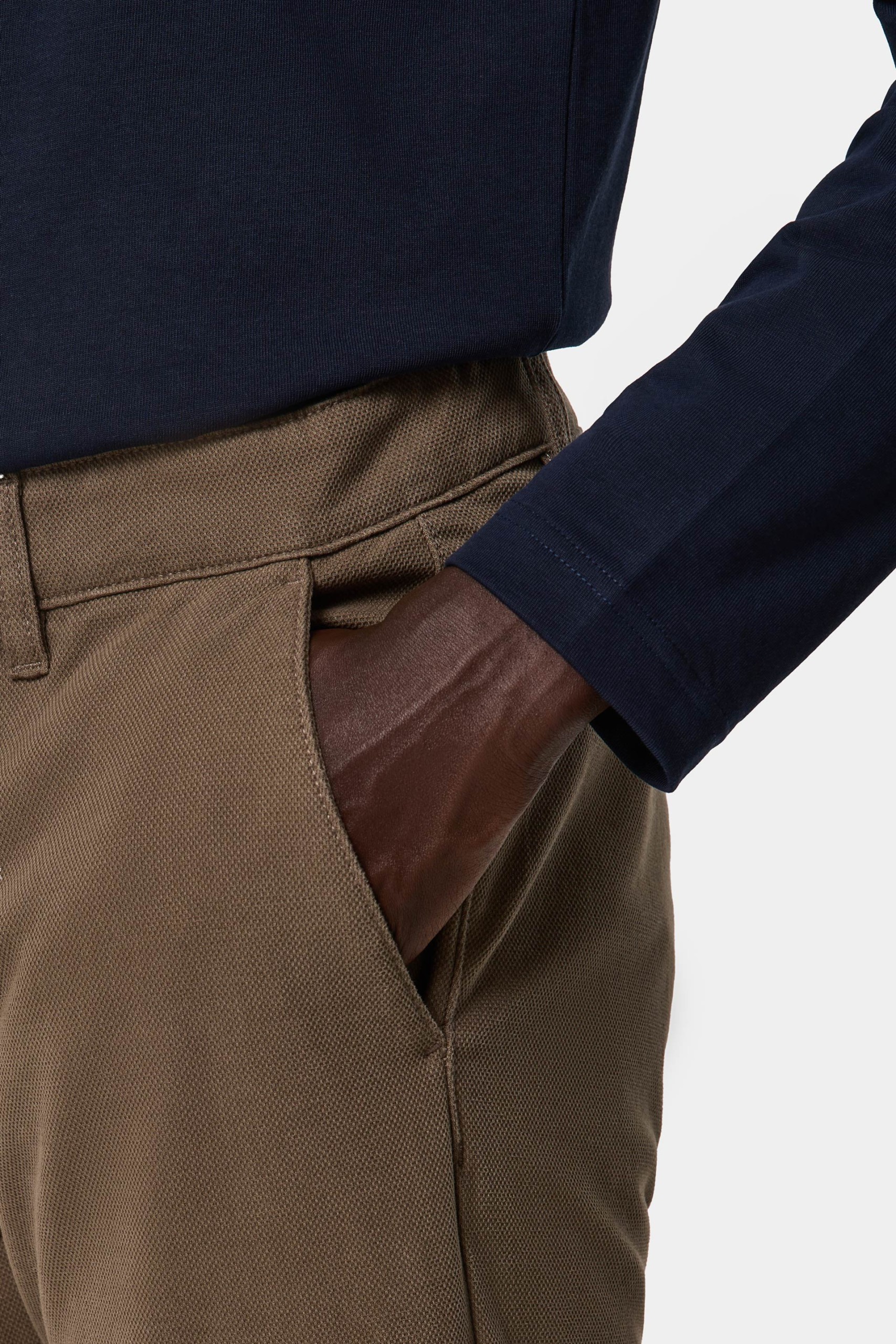 Pantalones chinos comfort marrones de corte regular