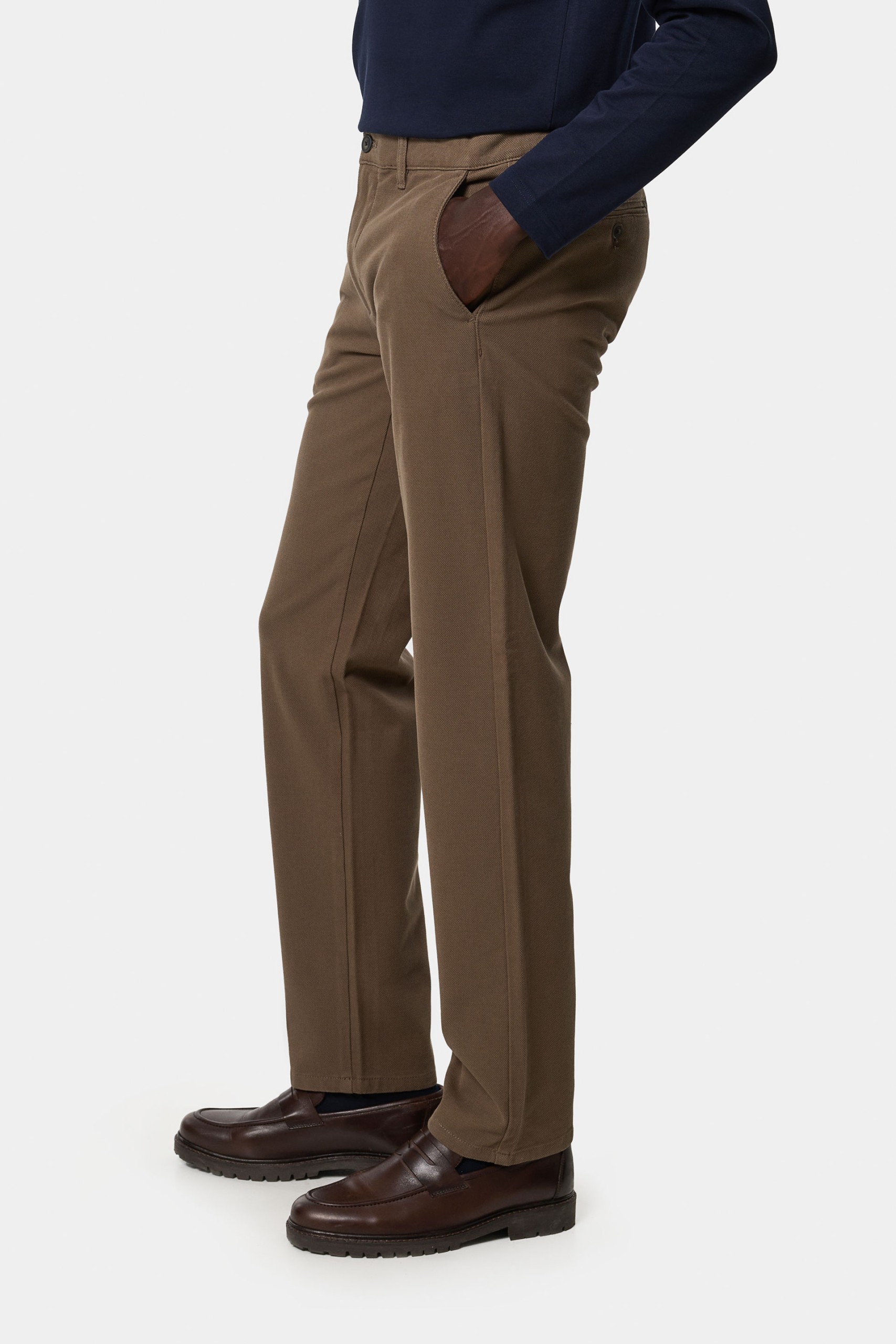 Pantalones chinos comfort marrones de corte regular
